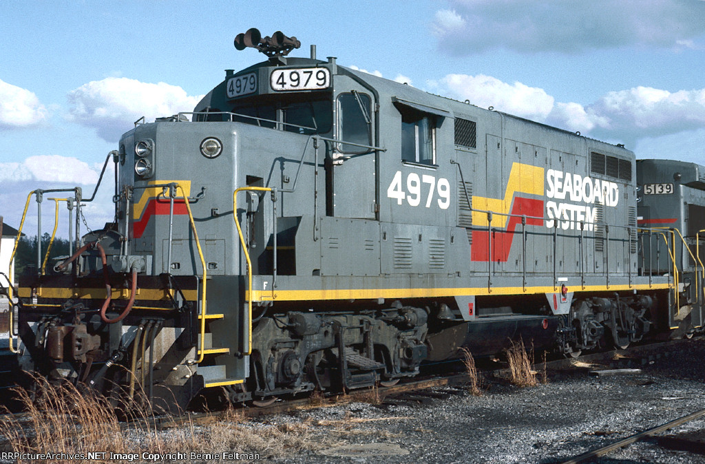 Seaboard System GP16 #4979 on the Shop Track